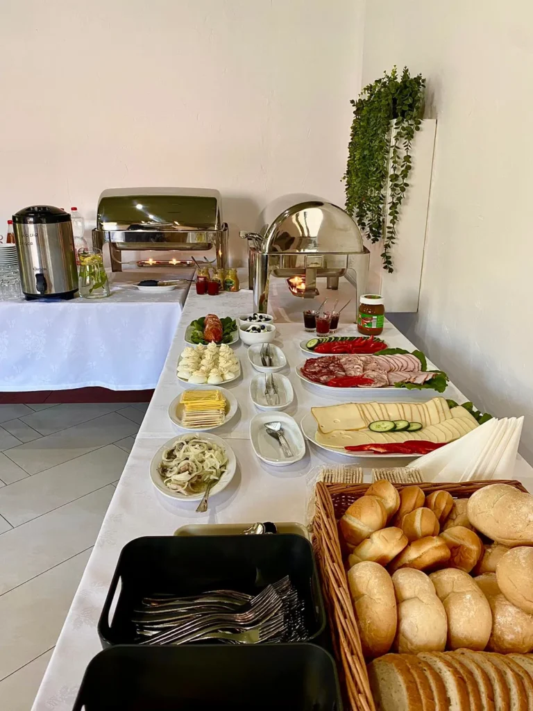Zdjęcie przygotowanego stolika do samoobsługi