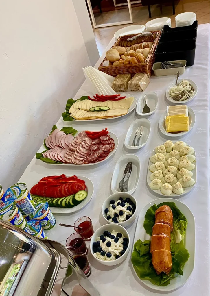 Zdjęcie przygotowanego stolika do samoobsługi