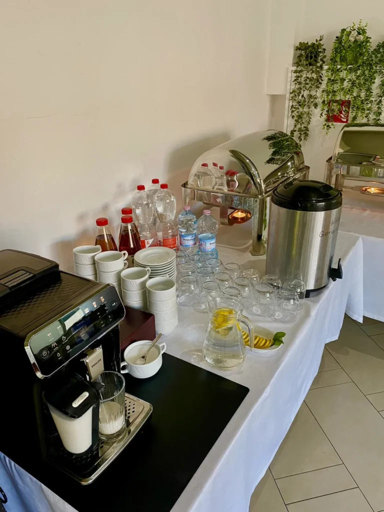 Zdjęcie przygotowanego stolika do samoobsługi