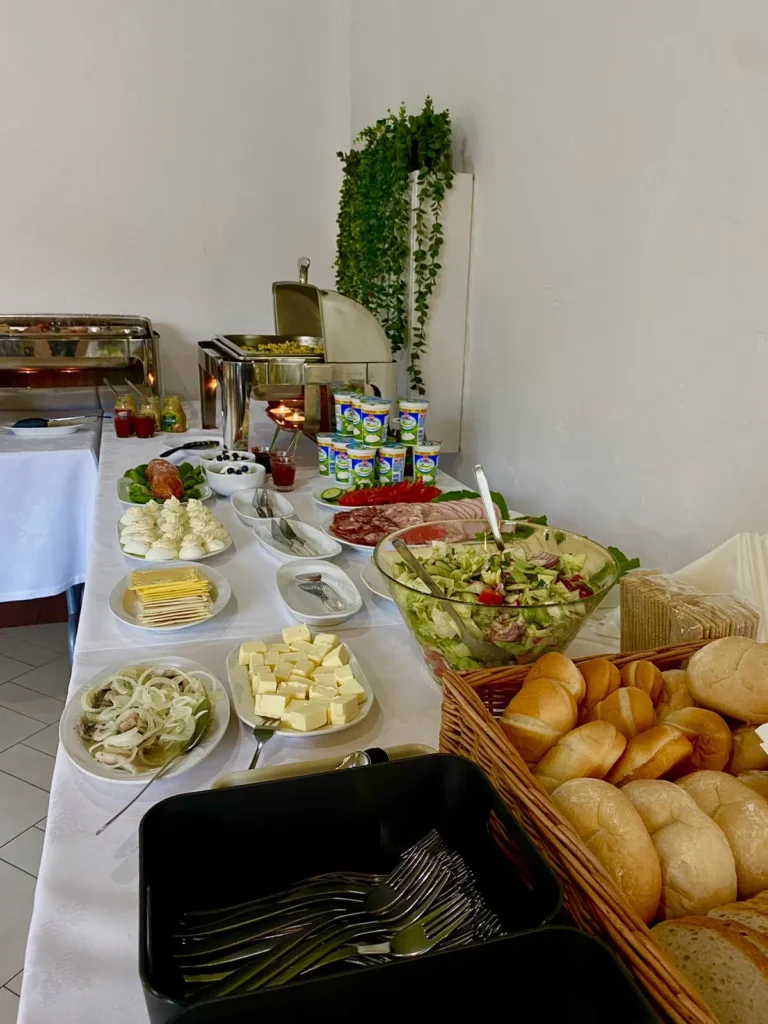 Zdjęcie przygotowanego stolika do samoobsługi
