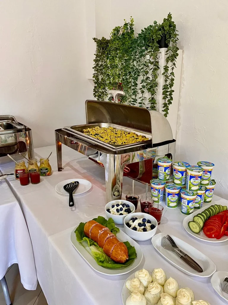 Zdjęcie przygotowanego stolika do samoobsługi