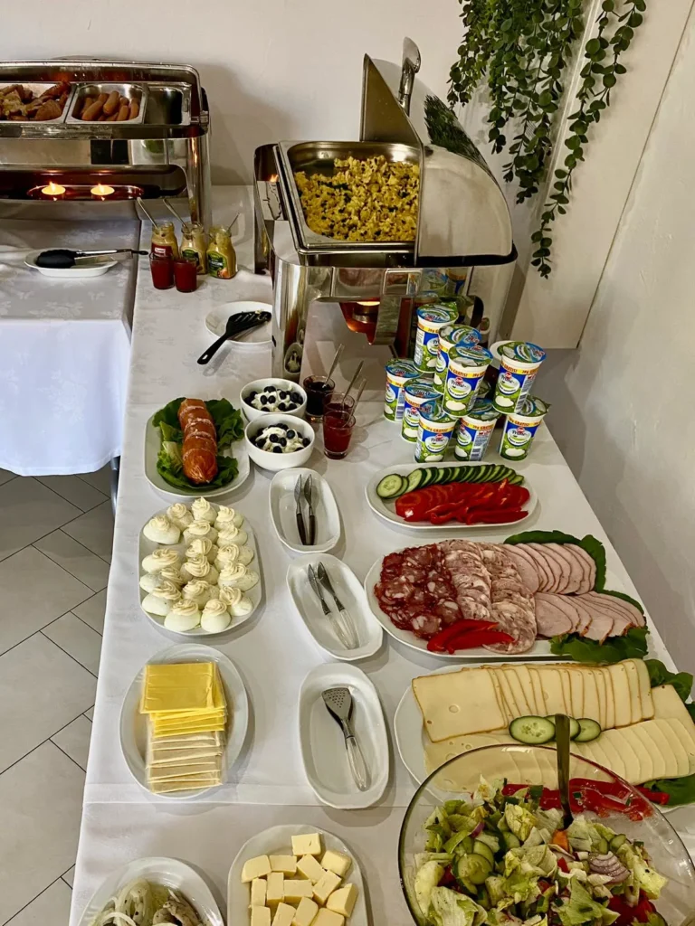Zdjęcie przygotowanego stolika do samoobsługi