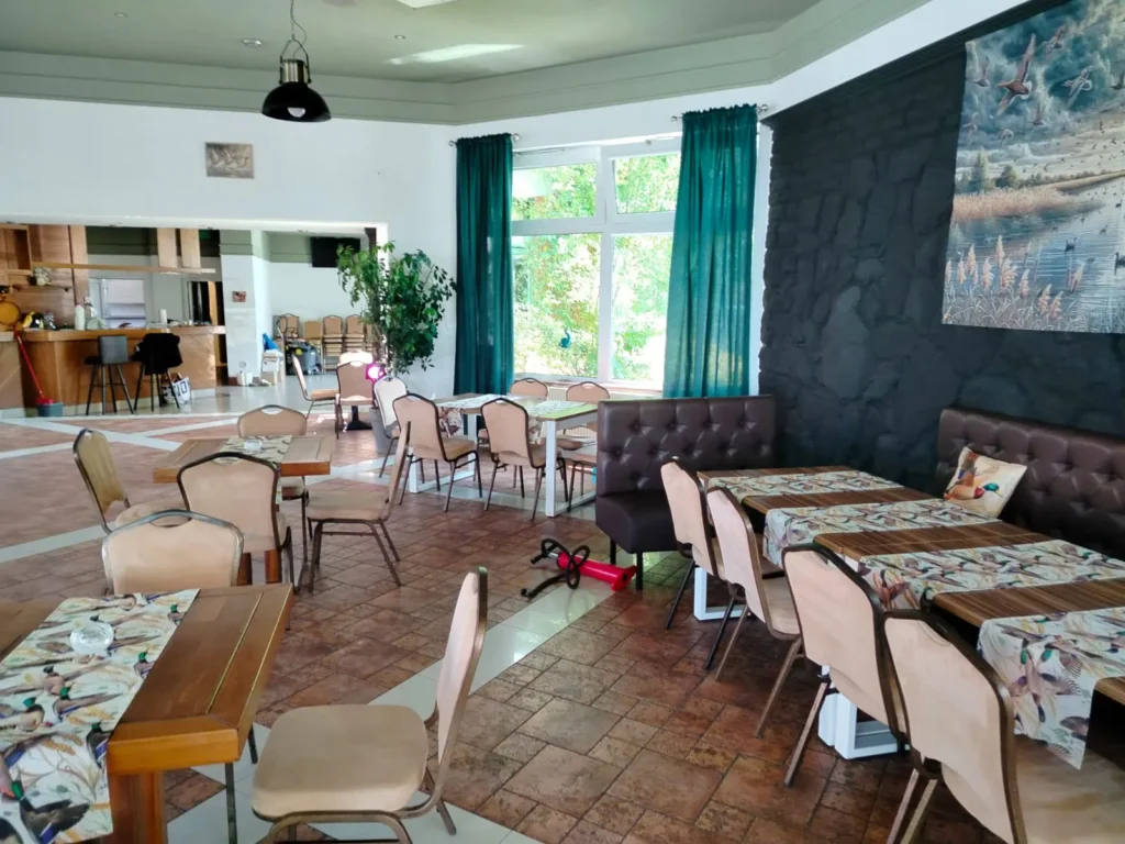Zdjęcie przystrojonych stolików gotowych dla gości